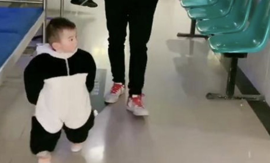 萌娃|“霸气萌娃”在医院走红,双手交叉视察工作,网友:领导范十足