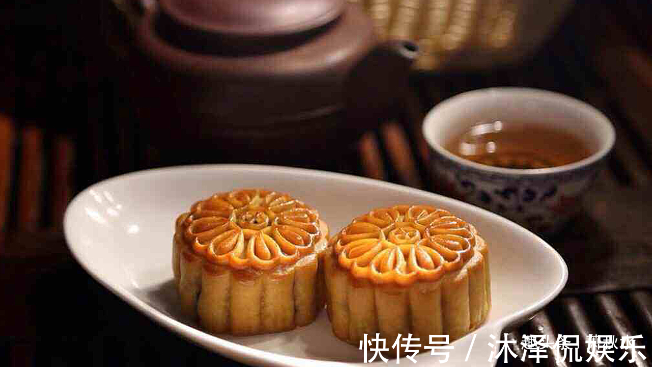 玩耍|孙子在公园玩耍,却带回一个玉月饼,奶奶看到忙带他回去烧香跪拜