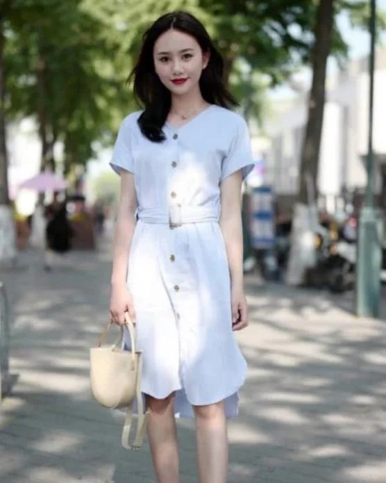 女人|小姐姐黑色吊带衫，搭配白色鱼尾裙，尽显女人的魅力