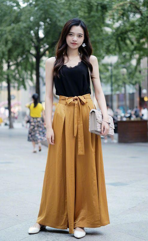 吊带 时尚搭配,小姐姐上身穿的是一件U型领的吊带,很有时尚气质