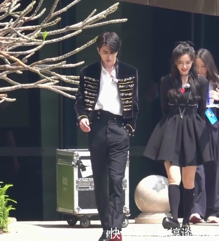 奔跑吧新路透,蔡徐坤angelababy同框似王子公主,被喊话后露害羞