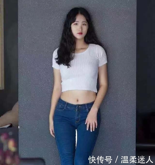街拍:白皙时尚迷人的美女,穿衣走心既简约又时尚很美好!