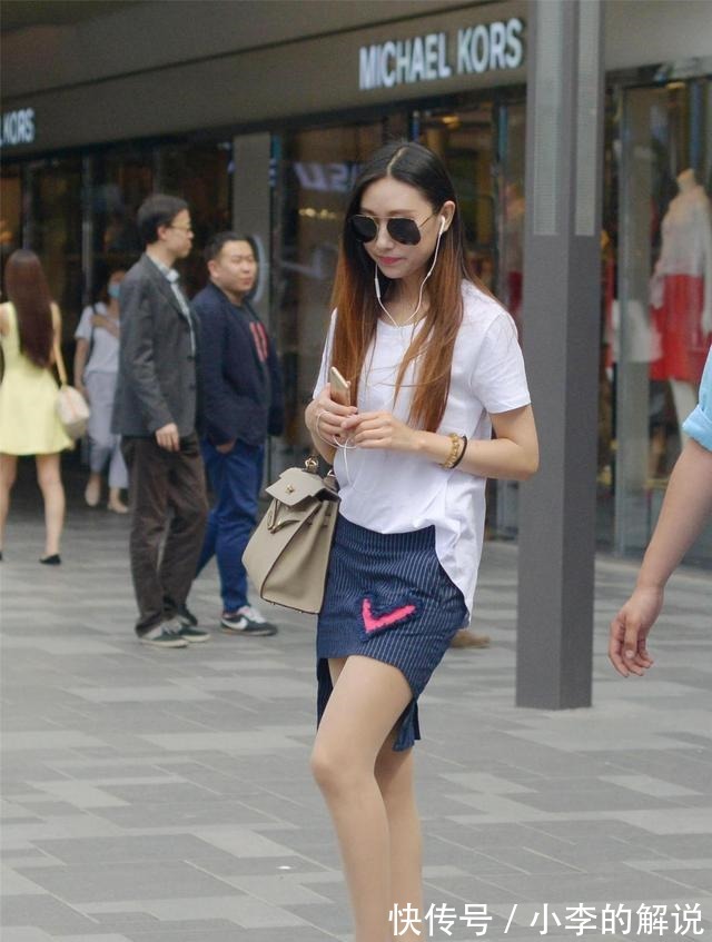 街拍 一款好看的短裙,穿出显身材的效果,搭配高跟鞋,会更时尚!