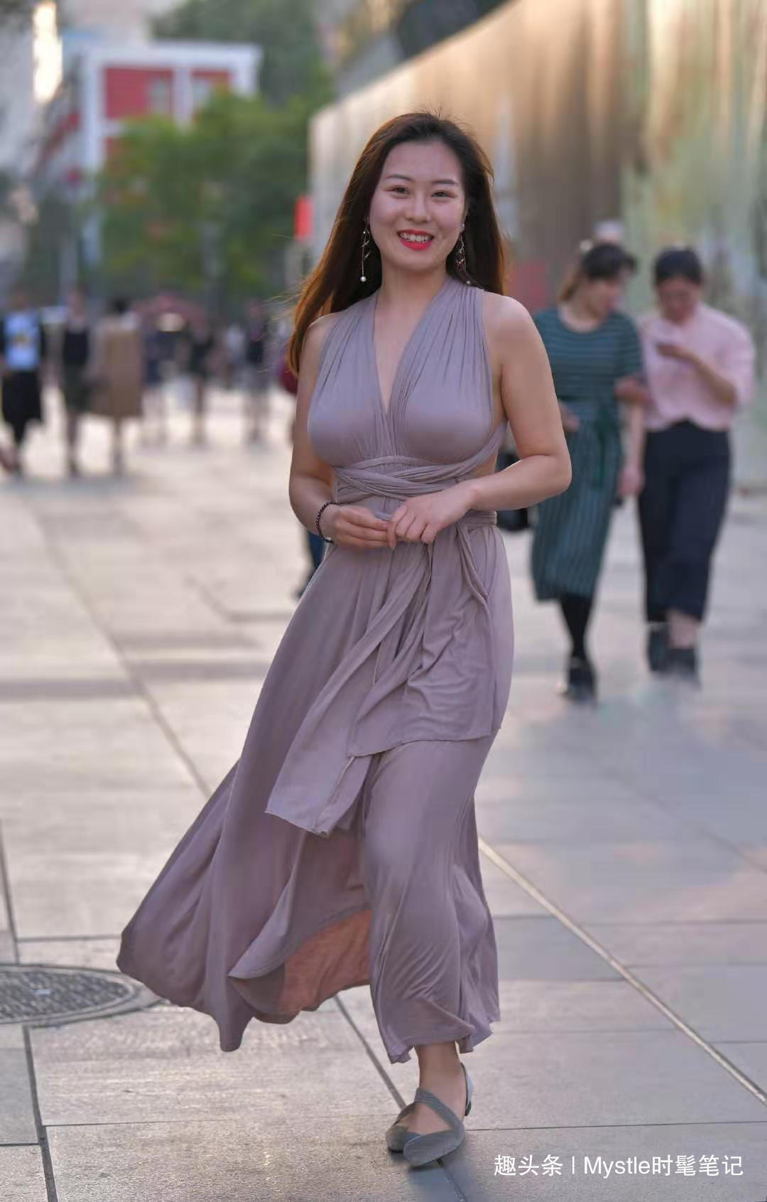 挂脖 秋天这样穿美极了,挂脖连衣裙+平底鞋,显得优雅大气又知性迷人