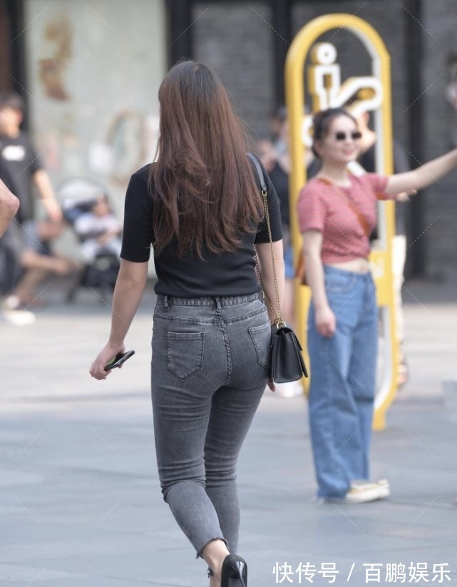 高跟 微胖靓妹牛仔裤搭配黑色高跟,精致的时尚感是她光芒四射的原因