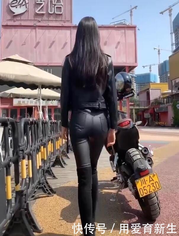 长靴|美女穿着皮裤和长靴，一点也不透气，这样真的不怕闷吗
