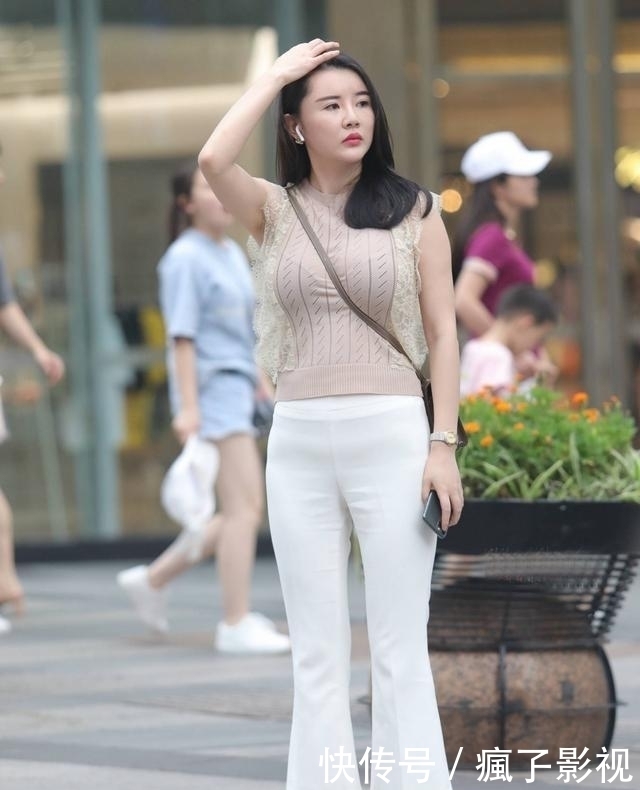 穿搭|气质型辣妈,白色的小喇叭裤,穿出了温婉动人的美,恬静又迷人