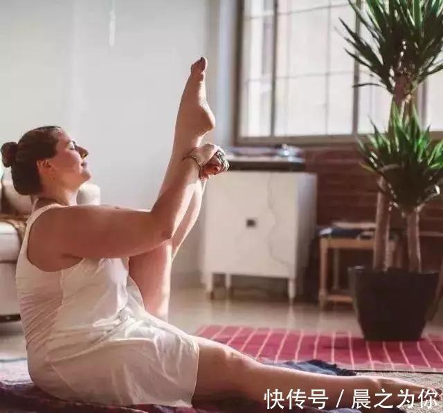 小姐姐|美国三百斤胖妞练瑜伽走红，喜欢高难度动作，身体柔软粉丝过万