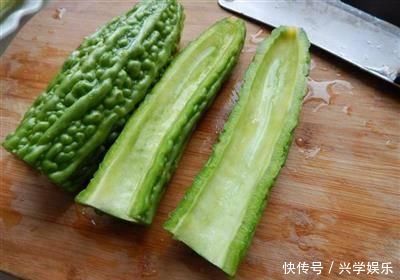 苦瓜炒肉丝是有诀窍的,这样炒苦瓜不苦,肉丝不柴,色泽翠绿好吃