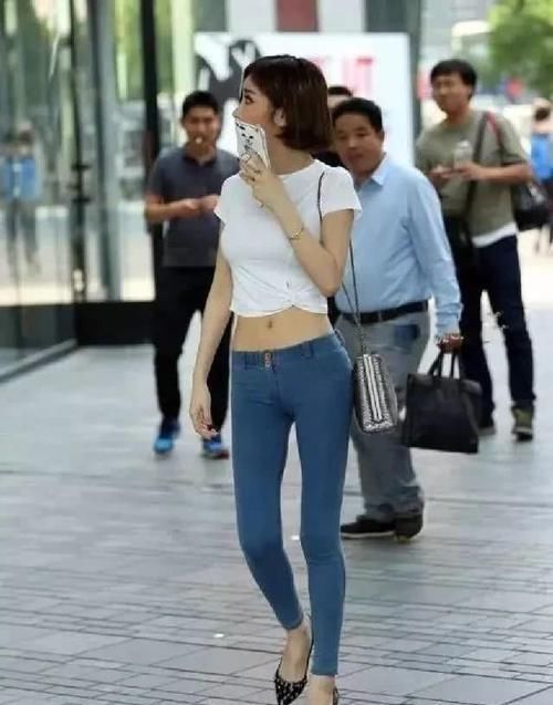 美女|美女穿紧身裤牛仔裤,秀出修长紧致腿型,为蜂腰细腿加分