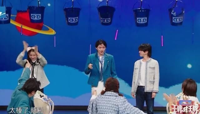 华晨宇拉宋亚轩水桶被骂,镜头切远景观众原谅,全网欠他一个道歉