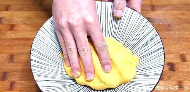 南瓜别做南瓜饼了,加一碗糯米粉,不煎也不炸,出锅连汤都不剩