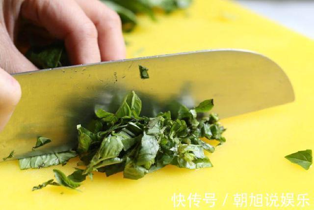 这盘虾满满异国风味，里面加了一种香草，简直太美味了！