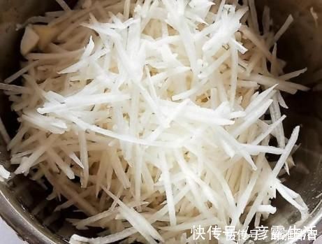 烫面|萝卜丝饼这做法最好吃，不发面也不烫面，薄皮馅多，咬一口还流汁