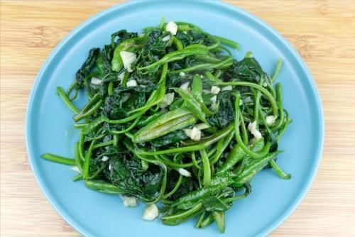 炒红薯叶，有人直接炒，有人先焯水，牢记1窍门，香嫩爽脆不发黑