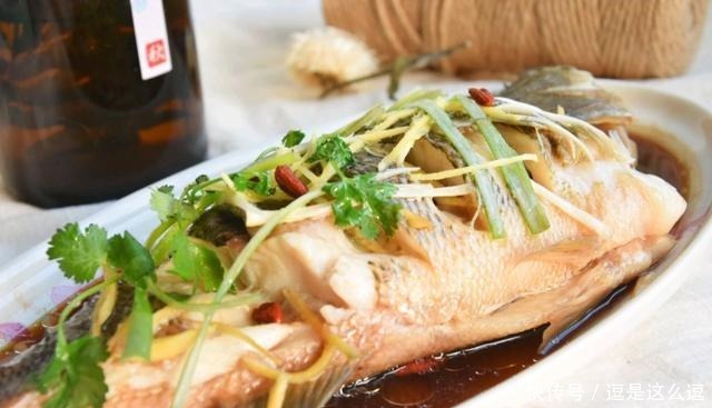 蒸鱼时,最忌直接加盐,加点“它”,鱼肉越蒸越香,越蒸越嫩!