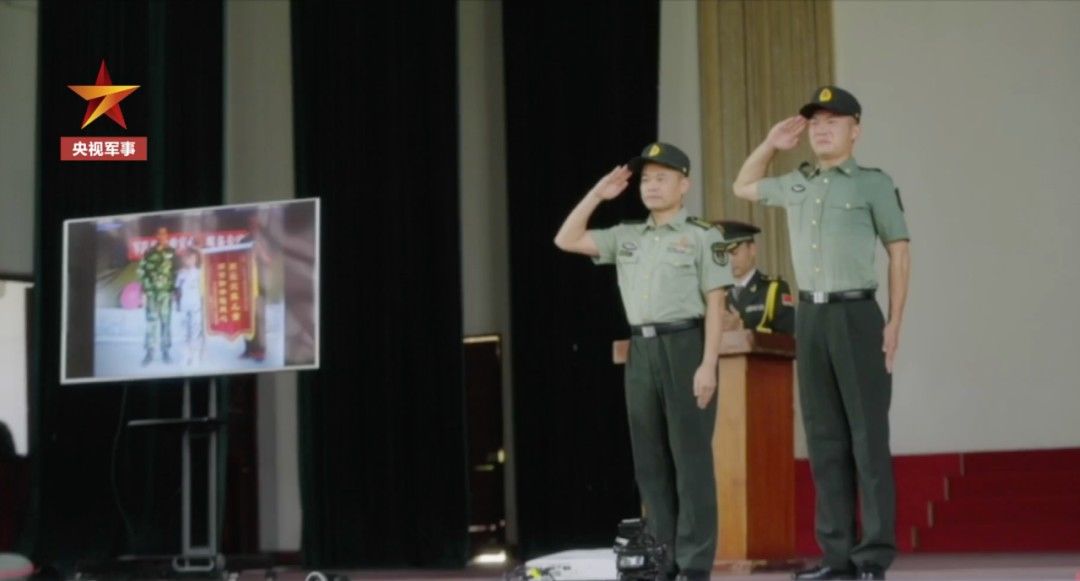 穿上军装|汶川地震受灾男孩新兵授衔，看到一个人后泪流满面……