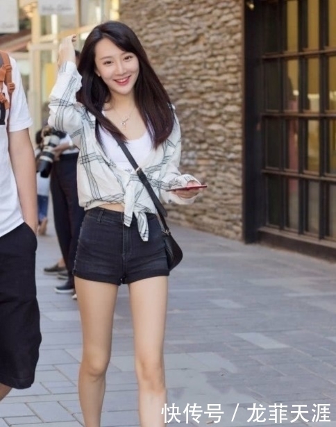 街拍美图:时尚亮眼的小姐姐,韵味十足的裙装打扮,魅力四射!