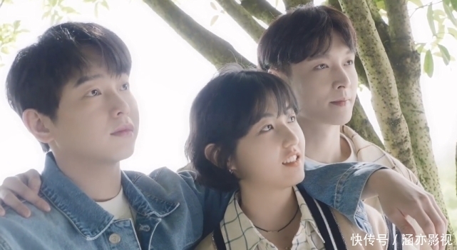 张子枫排斥张艺兴？拍兄妹照与彭昱畅很亲密，却当艺兴是背景墙