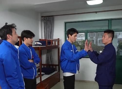 龚俊被推倒，画面揪心将黄明昊吓出双下巴，《极挑》差点要道歉？