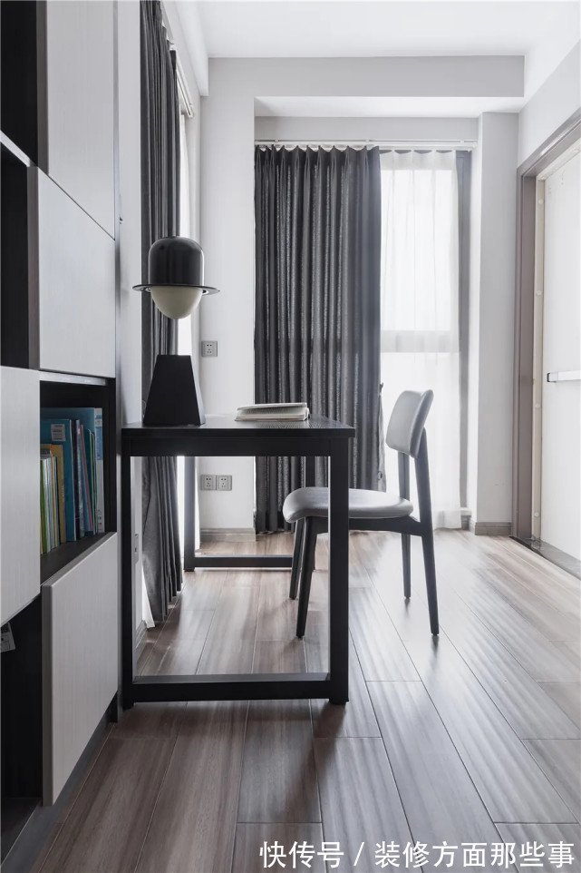 卧室|138平现代风三居室,卧室大版块的木饰面铺贴端庄大气又可收纳