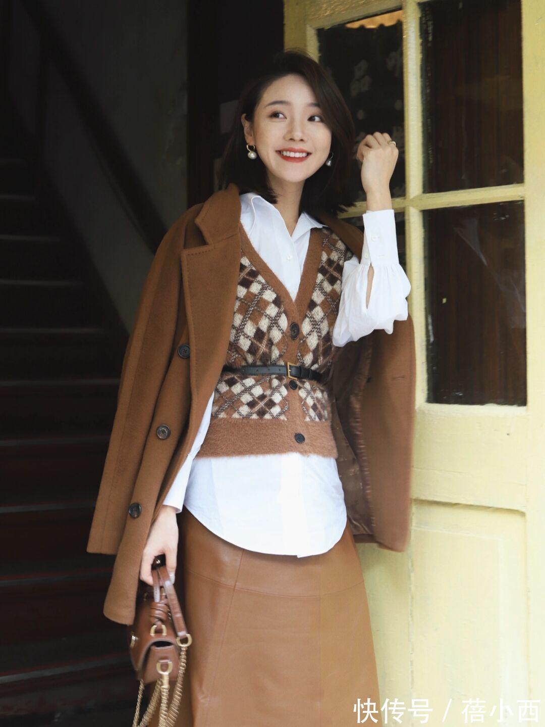 地色|奔三奔四的女人,秋冬建议多穿“大地色针织衫”,简约显贵又气质