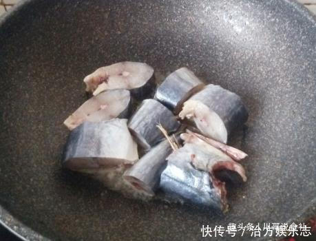 酱油|炖鱼时,别放酱油和醋了,大厨分享1招,鱼肉又鲜又嫩,还不腥