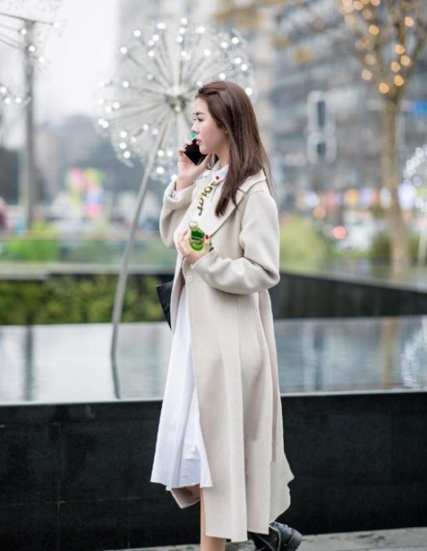 穿搭|街拍白色热裤的长发性感美眉,黑白色的穿搭甚是迷人