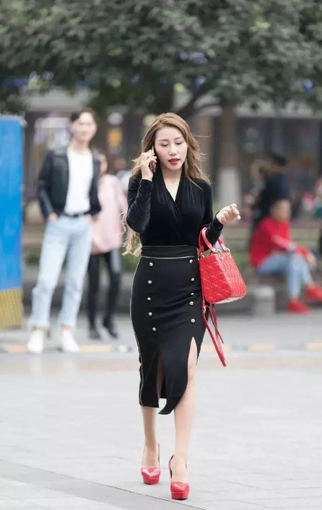 街拍：小姐姐牛仔短裤搭配露肩清凉的上衣，给人阳光甜美的感觉