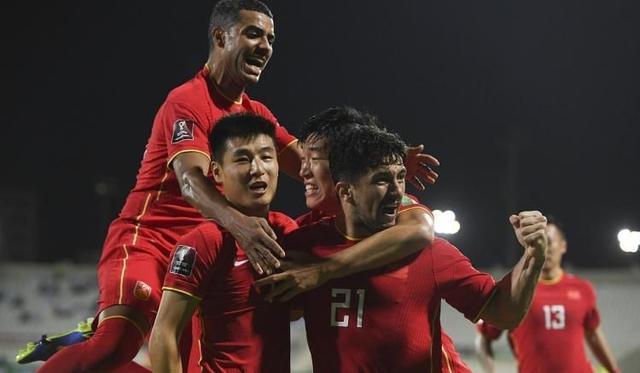 |凌晨1点!李霄鹏做出争议决定:国足集训沦为笑话,球迷吐槽声一片