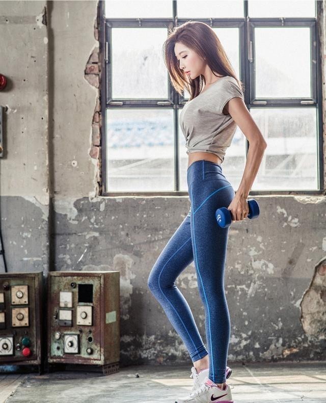 迷人|街拍傲人丰腴的紧身打底裤美女,展现迷人又优雅的身姿!