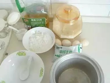  用电饭锅做蛋糕原来这么简单！保存好，做给家人吃！