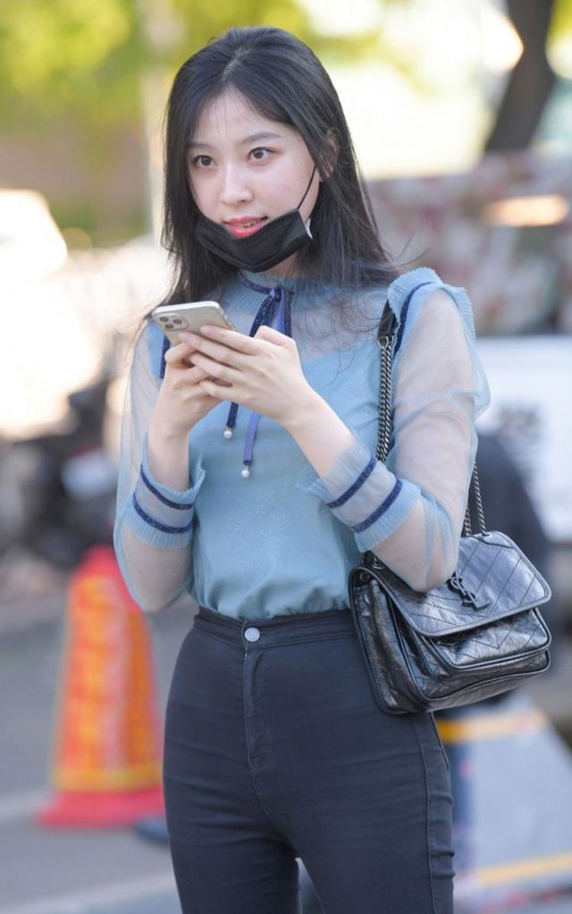 美女薄纱设计装扮增添了几分朦胧美,提升了整个造型的靓丽感