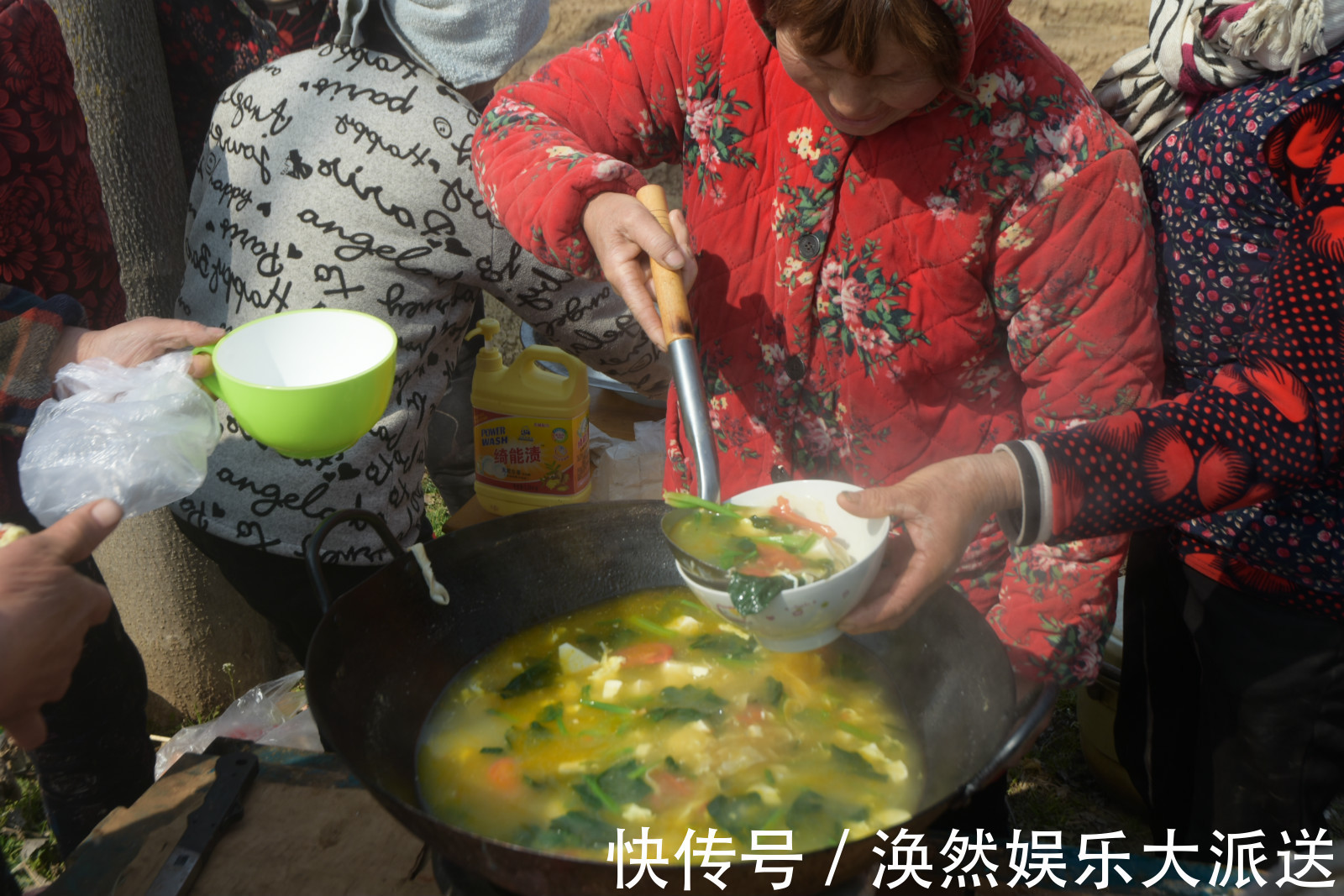 农村难得一见的大锅饭，一手捏3个馒头蹲地吃，场面壮观