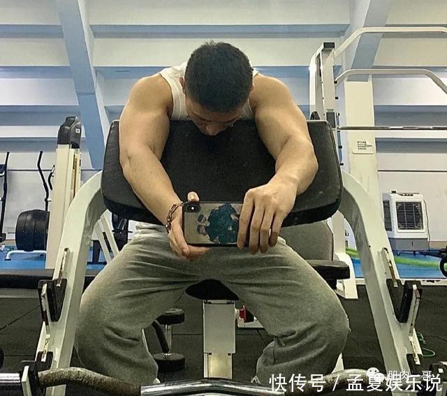 阳光帅气|183cm筋肉大学生酷爱穿灰裤子,这身材太上头了