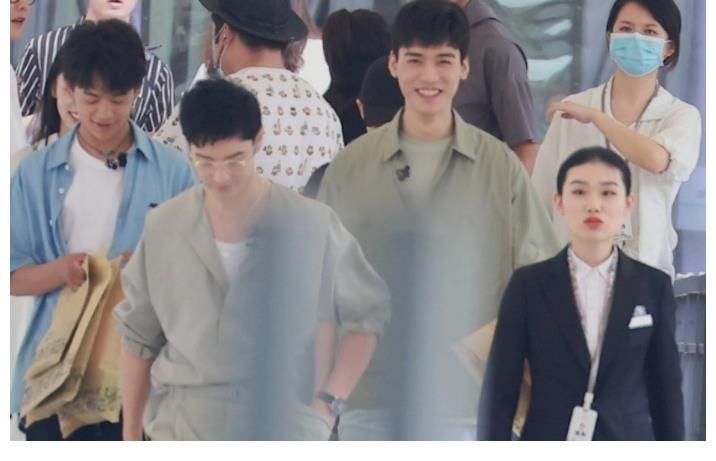 中餐厅|《中餐厅5》新路透，周也带着丁真逛超市，姐弟俩高糊图还是养眼