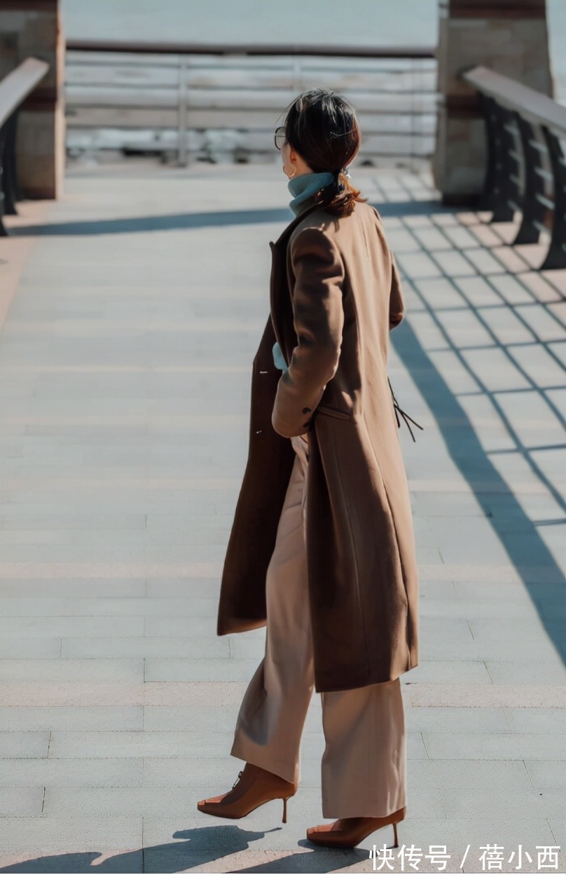 方头靴|穿大衣时别总搭小白鞋,试试配这“4种鞋子”,时髦显高还大气