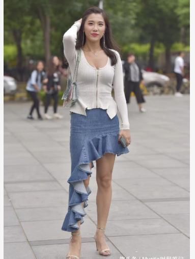 牛仔鱼尾裙 白色圆领上衣搭配牛仔鱼尾裙,款式独特,时尚又青春
