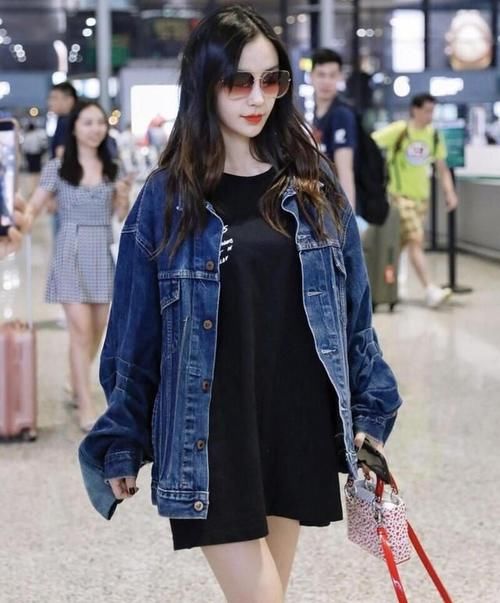 美眉|美女穿牛仔外套，内搭长款T恤真时髦，美炸了！