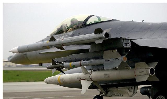 沃尔夫|3个蹩脚克格勃特工，戏剧般地偷取先进美式响尾蛇导弹