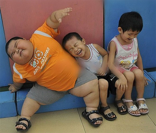 妈妈|胖孩子才3岁就120斤重,智商超常人,而他的妈妈这么小