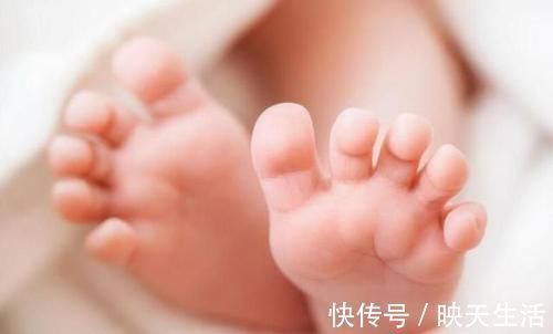 就医|新生儿“力大无穷”,刚出生就会“走路”?6种反射行为要知道