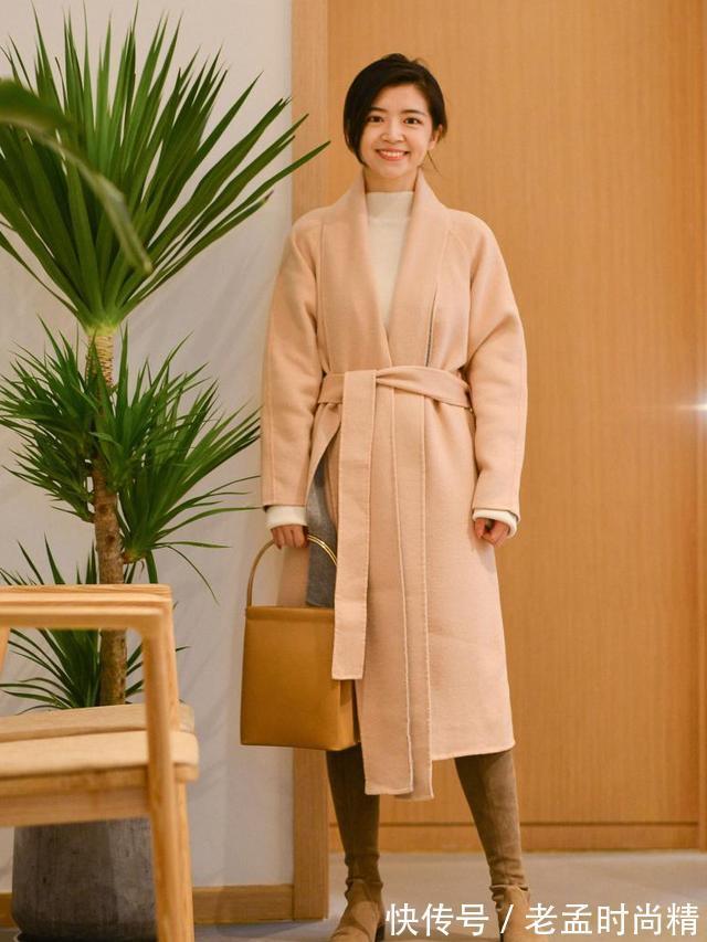 冬天|冬天穿“长大衣+连衣裙”,优雅高级,这才是中年女人该有的打扮