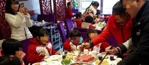 邻桌|熊孩子朝邻桌火锅吐口水,邻桌的反击大快人心,路人:就该这么治