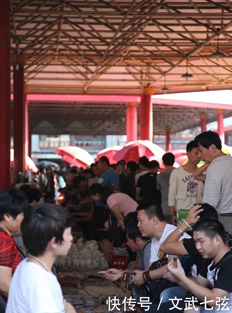 在潘家园捡漏不容易,只要你蹲下,就可能被卖家捡漏