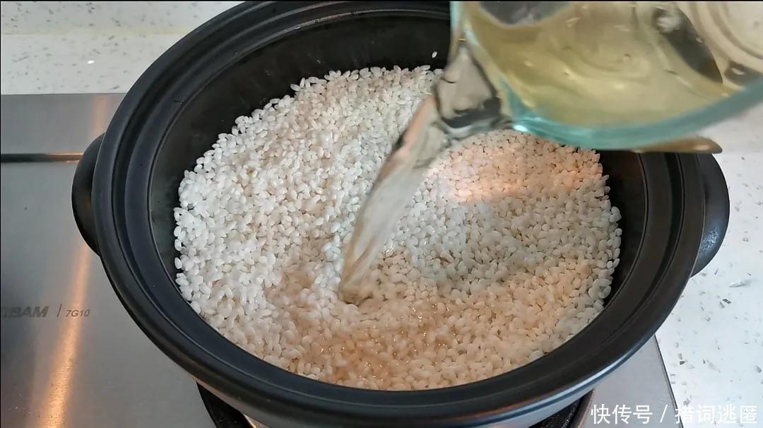 广东腊味煲仔饭怎么做才好吃记住关键这两步,焦香美味超过瘾