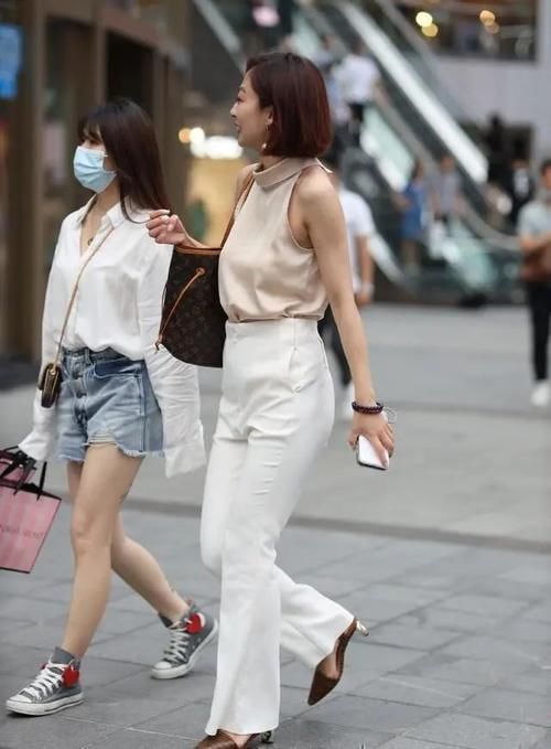 蕾丝 白色时尚打底裤搭配性感粉色上衣，高级感更强，显得更长更有腰身