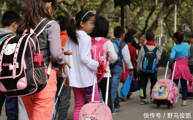 乔老师|“儿子的书包我拎不动”初一孩子书包重达20斤,网友的评论很中肯