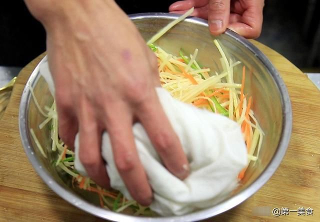 香煎土豆饼|土豆不炖不炒不油炸，3分钟秘制新吃法，香酥柔软，做一盘不够吃