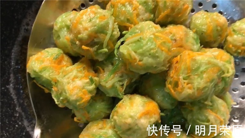 好吃|天气冷了炸萝卜丸子，不要用水调，很多人不知道，难怪不好吃